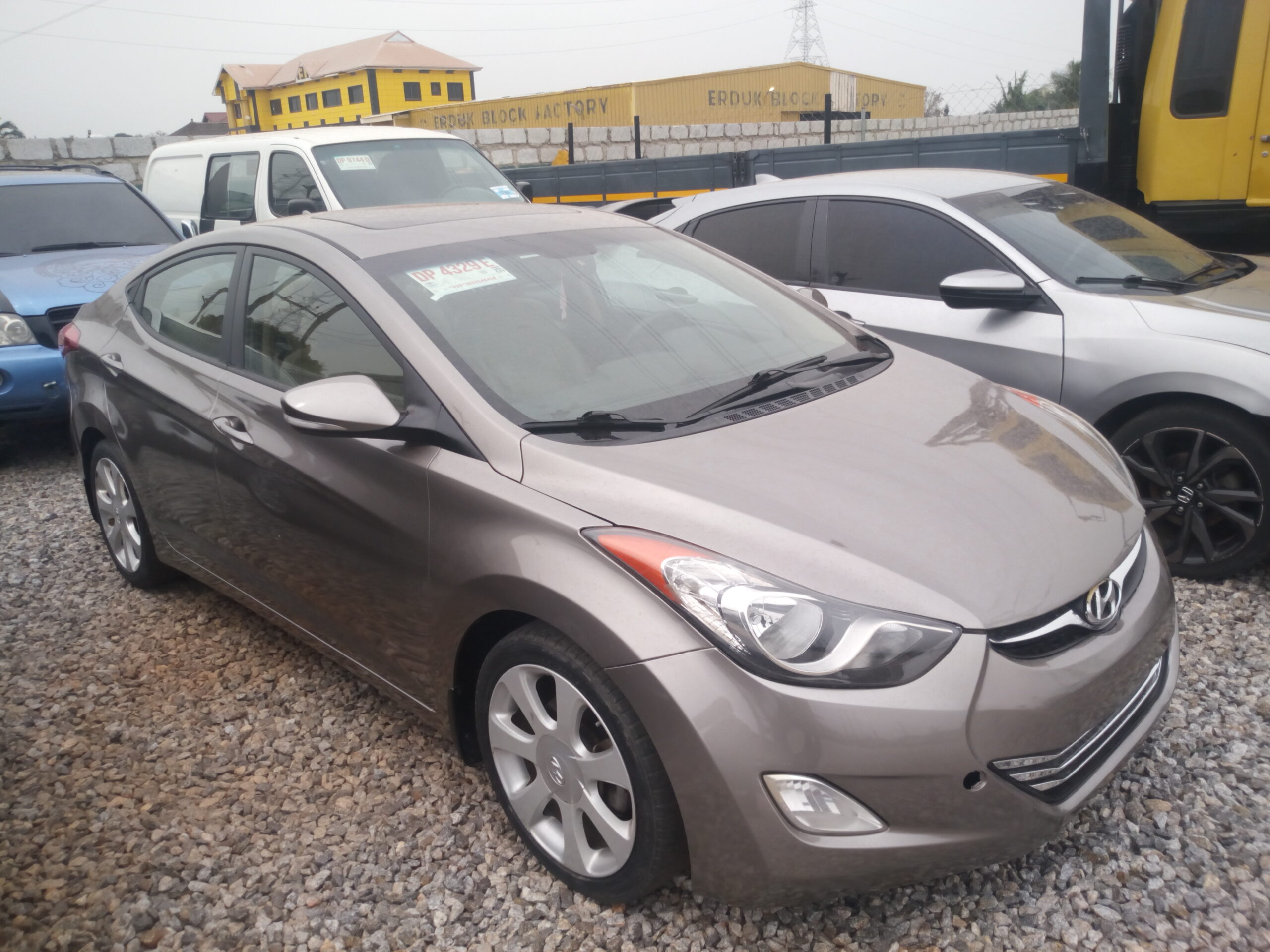 
								Hyundai Elantra GLS Sedan (2013) full									