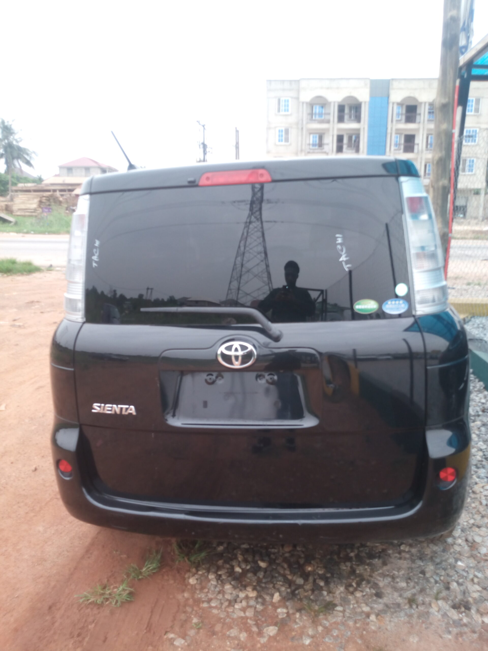 
								2012 Toyota Sienta – Black full									