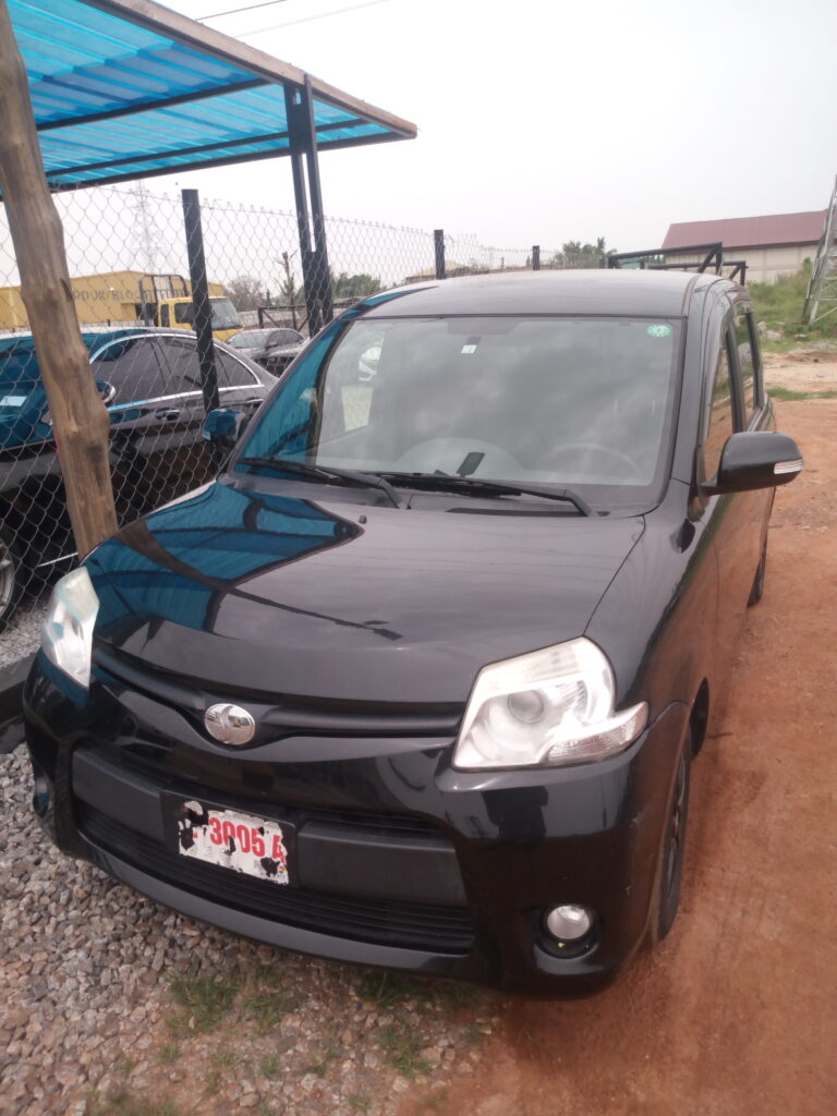 2012 Toyota Sienta – Black