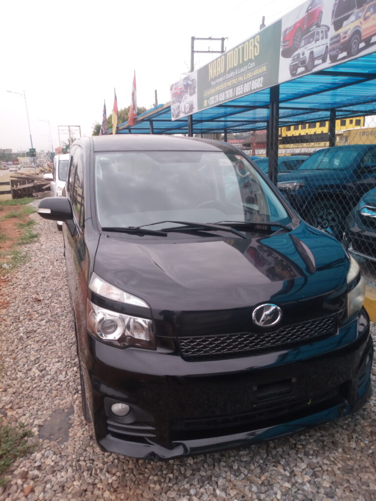 Toyota Voxy (2011)