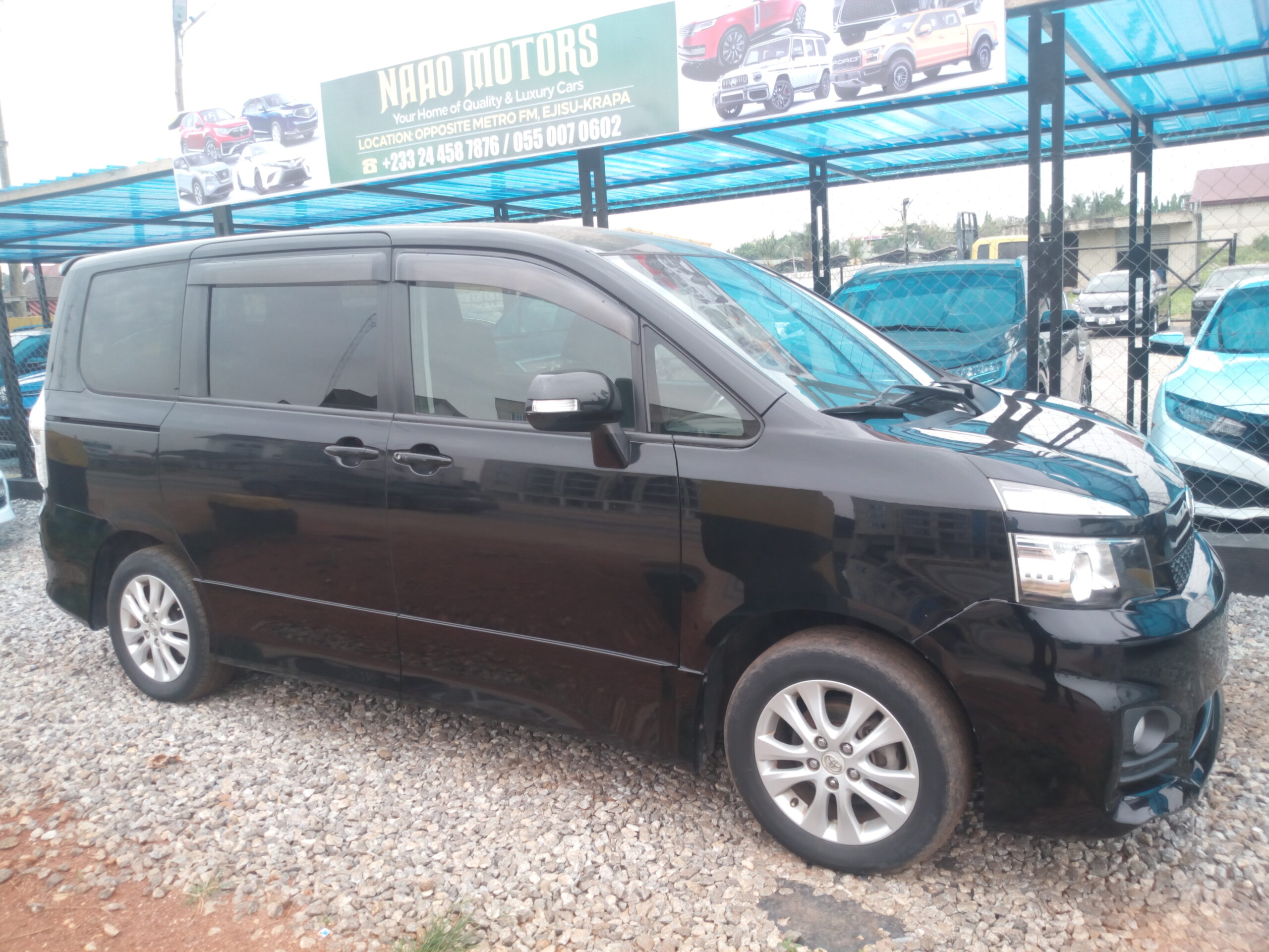 
								Toyota Voxy (2011) full									