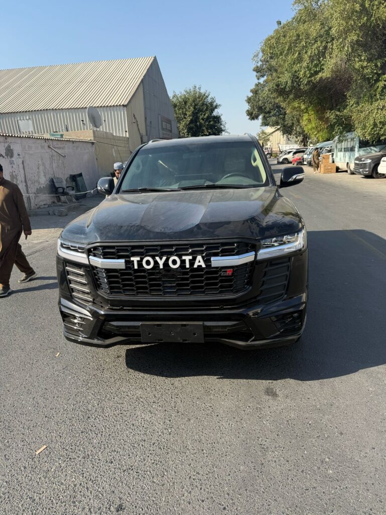 black Toyota Land Cruiser V8 GXR (LC200 series).